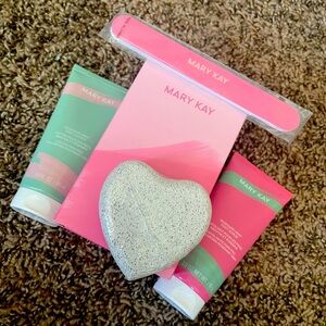 NWT MK Pedicure Set with free gift 🎁